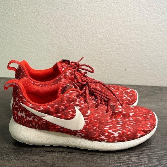 Nike Rosherun print shoes trainers red size 7 - Picture 1 of 9